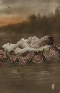 赤ちゃんと年賀状 作： French Photographer